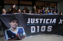Escándalo en Argentina: hermanas y abogado de Diego Maradona procesados por fraude millonario