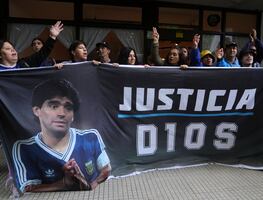 Detienen al guardaespaldas de Maradona por falso testimonio en juicio por muerte del astro