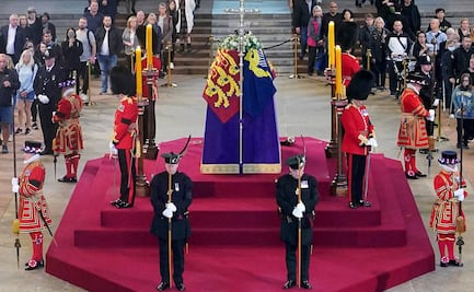 Video. Guardia se desploma frente al ataúd de la reina Isabel II 
