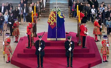 Video. Guardia se desploma frente al ataúd de la reina Isabel II 