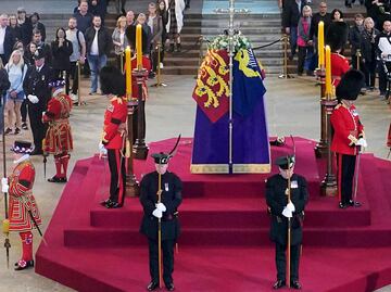 Video. Guardia se desploma frente al ataúd de la reina Isabel II