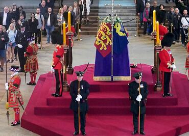 Video. Guardia se desploma frente al ataúd de la reina Isabel II