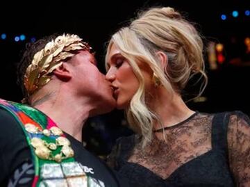 Esposa de ‘Canelo’ derrocha elegancia con vestido dorado durante desfile en Milán