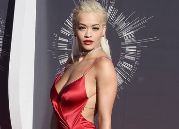 Rita Ora impacta con traje de baño 'imposible' en Australia