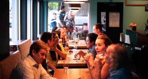 ¿Cuánto gastan los estadounidenses al comer en restaurantes?