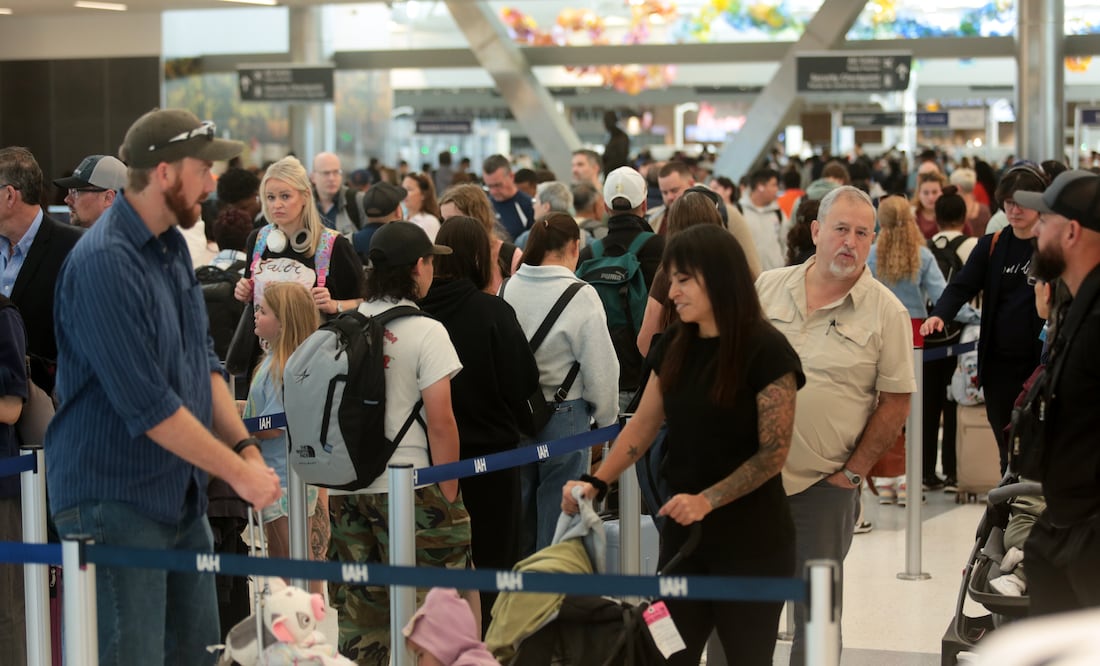 Caos aéreo inminente: EU recortará vuelos este viernes si continúa el cierre del Gobierno. ¿En qué aeropuertos? (AP Photo Lekan Oyekanmi)