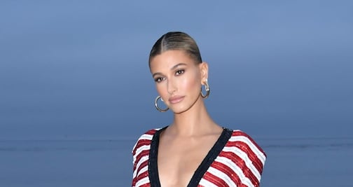 Hailey Bieber arrasa con minivestido a rayas en Malibú 