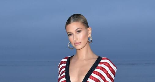 Hailey Bieber arrasa con minivestido a rayas en Malibú 