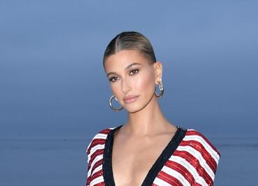 Hailey Bieber arrasa con minivestido a rayas en Malibú