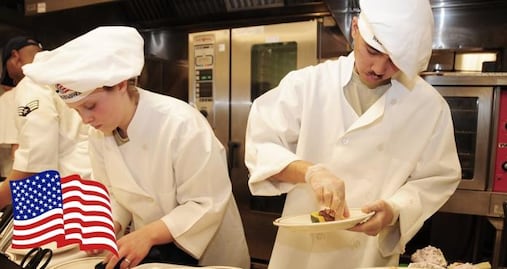 Solicitan mexicanos para trabajar como asistentes de comedor en Florida