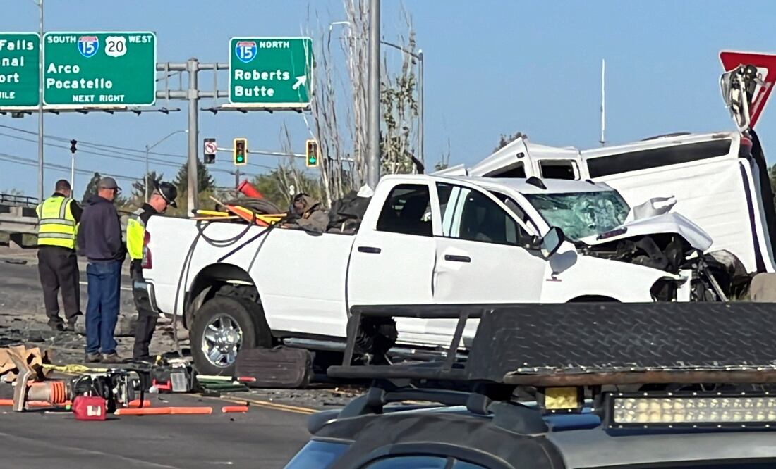 Mueren 6 trabajadores mexicanos en accidente vial en Idaho; SRE ofrece asistencia a víctimas. (Jeff Roper/KIFI Local News 8 via AP)