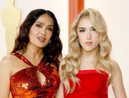 Salma Hayek deslumbra en los Oscar 2023 con vestido de lentejuelas junto a su hija Valentina