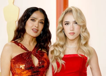 Salma Hayek deslumbra en los Oscar 2023 con vestido de lentejuelas junto a su hija Valentina