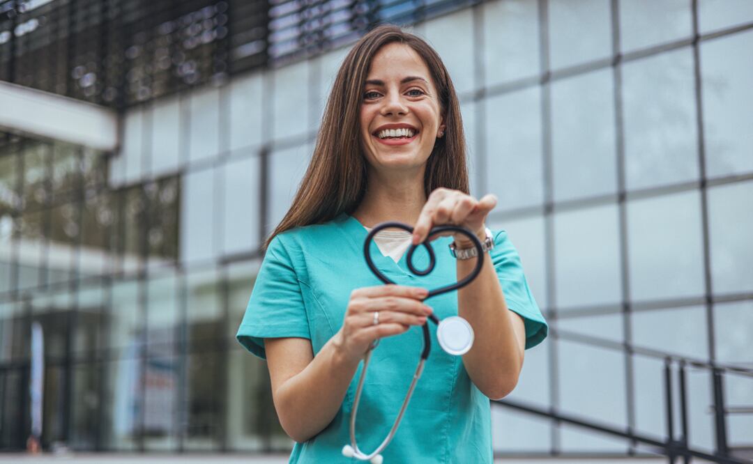 IMSS-Bienestar lanza vacantes de enfermería con sueldos de hasta 24 mil pesos mensuales. iStock/dragana991
