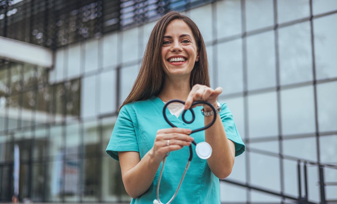IMSS-Bienestar lanza vacantes de enfermería con sueldos de hasta 24 mil pesos mensuales. iStock/dragana991