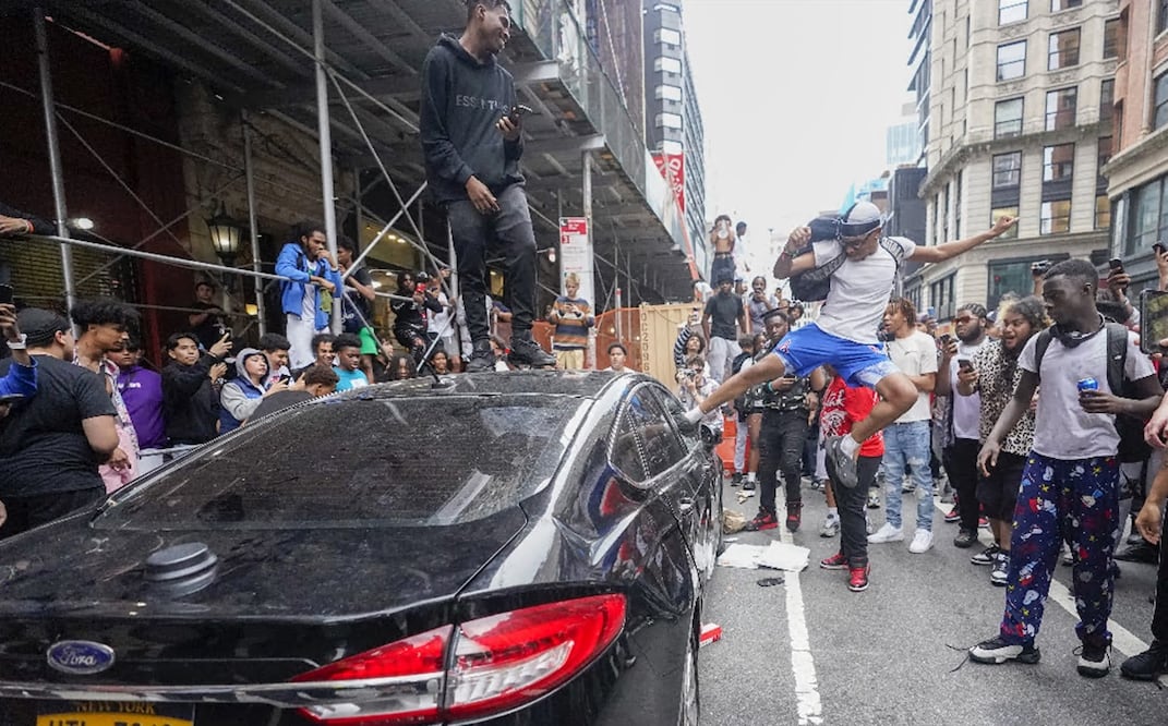 Caos en Union Square: Multitud enfurecida por consola de videojuegos desata pandemonio en Manhattan. Foto AP