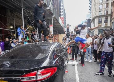 Caos en Union Square: Evento de regalo de consola de videojuegos termina en violencia y arrestos. VIDEO