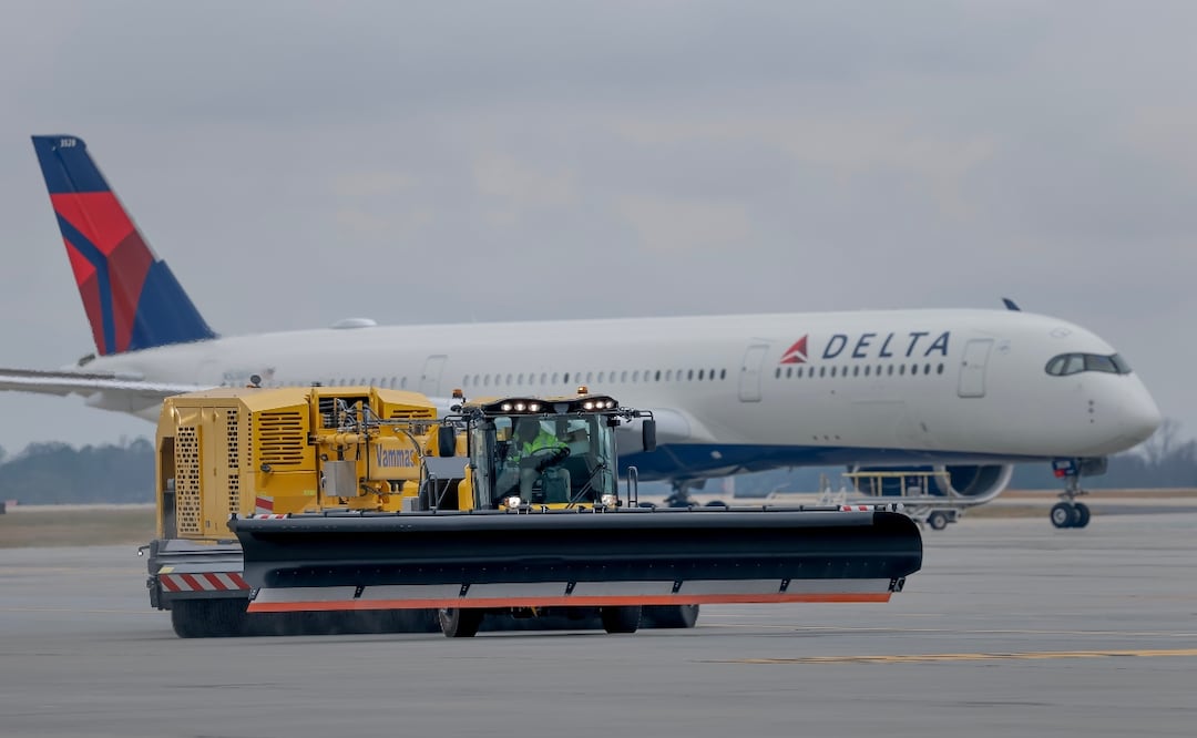 Más de nueve mil vuelos cancelados en EU por tormenta invernal. Foto: EFE/EPA/ERIK S. LESSER