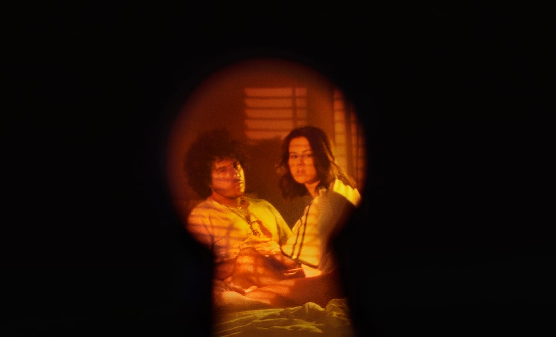 sorprenden con un álbum romántico, "I Said I Love You First". (Interscope via AP)