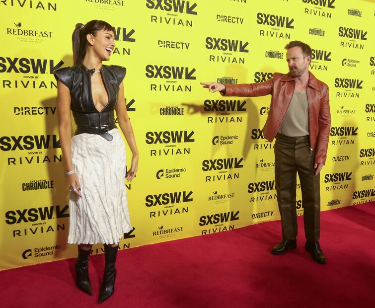 Eiza González impone tendencia con top de cuero escotado y flequillo ‘baby bangs’. Foto: AP