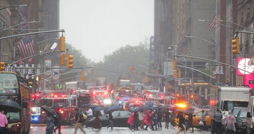 Descartan terrorismo en caída de helicóptero en edificio de NY