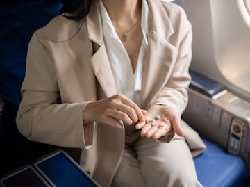 ¿Puedo llevar mis medicamentos en un pastillero al viajar en avión? ¿Deben ir en su caja?