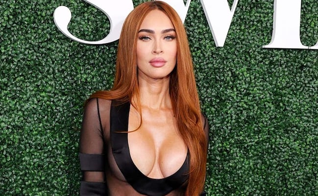 Megan Fox luce sus curvas con impactante catsuit rojo y deslumbra en redes