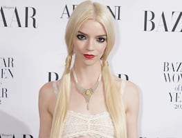 Anya Taylor-Joy arrasa en premiación con bralette traslúcido de encaje