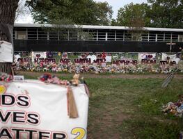 Sobrevivientes de tiroteo en primaria de Uvalde demandan a la policía