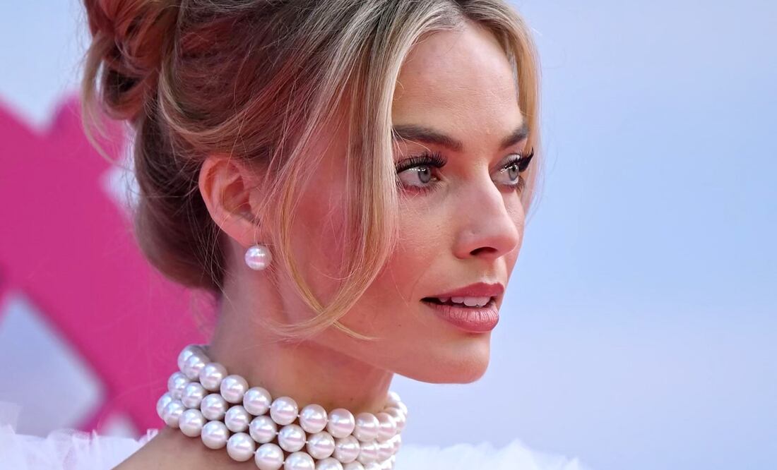 Margot Robbie conquista Londres con icónico vestido de Barbie de la década de los 60. Foto: AFP