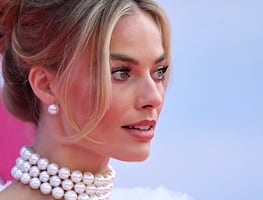 Su look más impactante; Margot Robbie se convierte en Barbie de 1960 con vestido de lujo