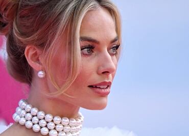 Su look más impactante; Margot Robbie se convierte en Barbie de 1960 con vestido de lujo