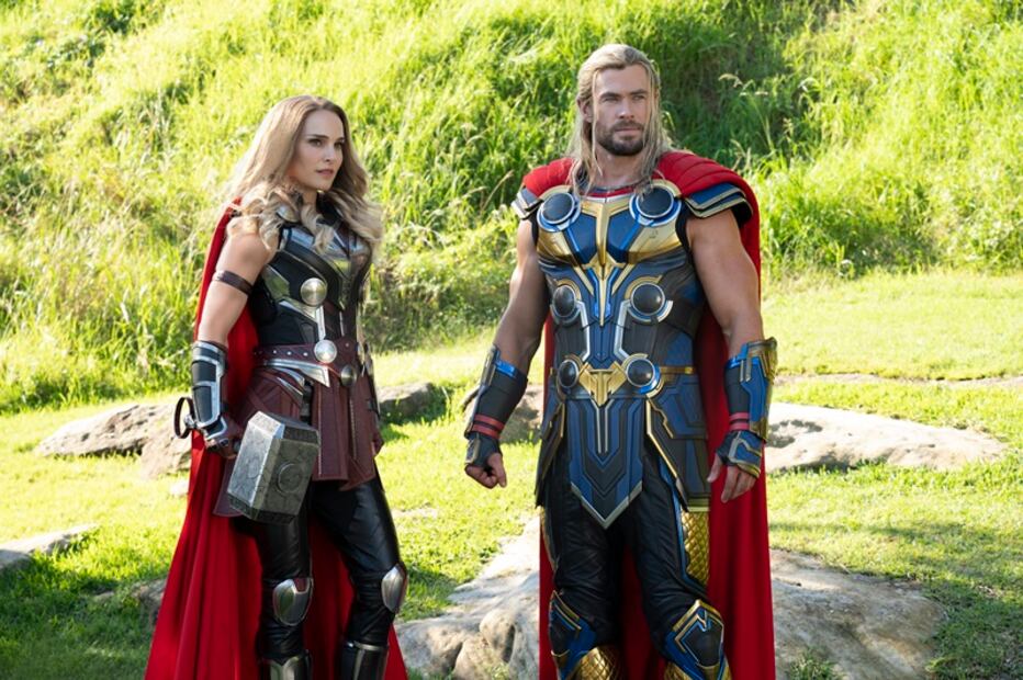 Como en desfile, Natalie Portman llega a premiere de Thor con minivestido rojo de lujo
