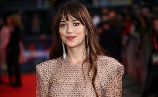 Dakota Johnson impacta con vestido transparente y lencería a la vista en Nueva York