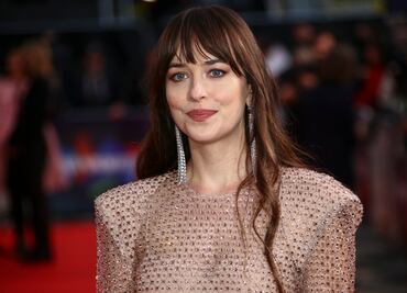 Dakota Johnson impacta con vestido transparente y lencería a la vista en Nueva York