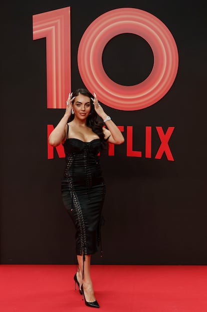 Georgina Rodríguez impone tendencia con vestido ‘bodycon’ y millonaria joyería. Foto: EFE