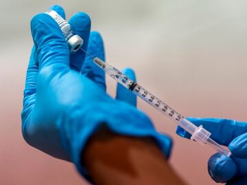 La cuarta dosis de la vacuna es "parcialmente efectiva" contra ómicron