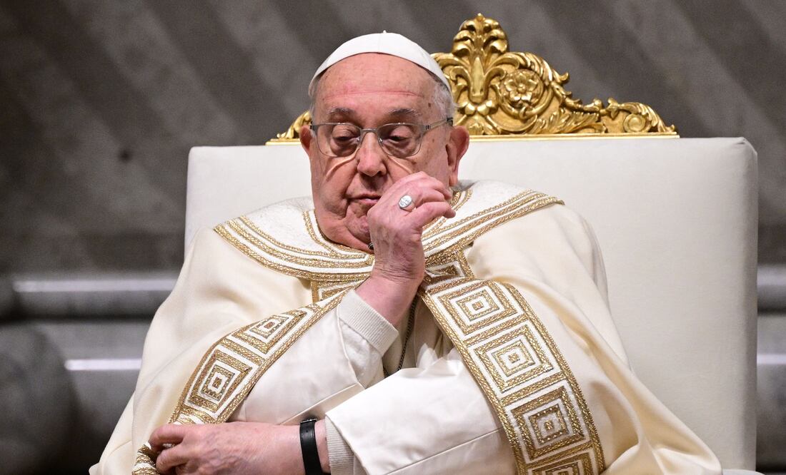 La salud del Papa registra una "leve mejoría", informa el Vaticano. (Photo by Tiziana FABI / AFP)