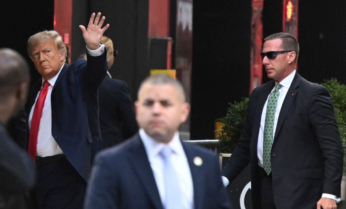 Donald Trump llega a la Torre Trump; mañana comparecerá ante juez. Foto AFP