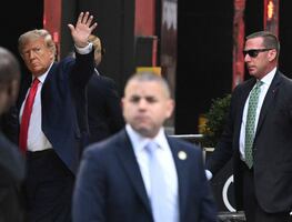 Trump llega a la Torre Trump, en Nueva York, y saluda a seguidores