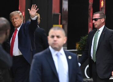 Trump llega a la Torre Trump, en Nueva York, y saluda a seguidores