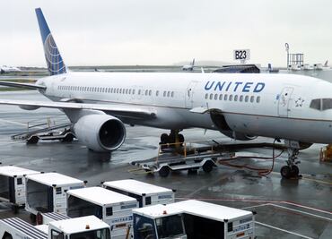 United Airlines despedirá a casi 600 trabajadores por negarse a vacunarse