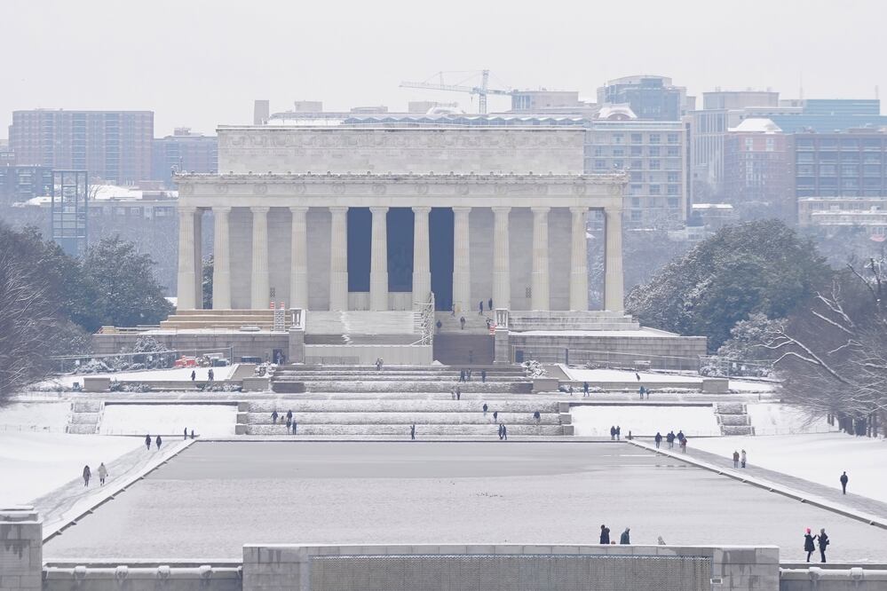 Alerta por tormenta de nieve: Estados Unidos enfrenta una ola de frío histórica y cancelación de más de 1,300 vuelos. (AP Photo/Mariam Zuhaib)
