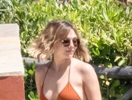 Elizabeth Olsen arrasa en bikini durante vacaciones románticas en Italia