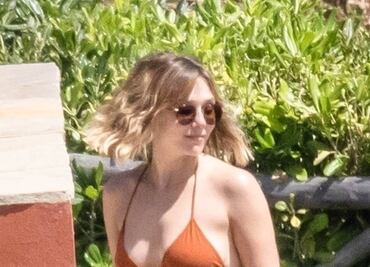 Elizabeth Olsen arrasa en bikini durante vacaciones románticas en Italia