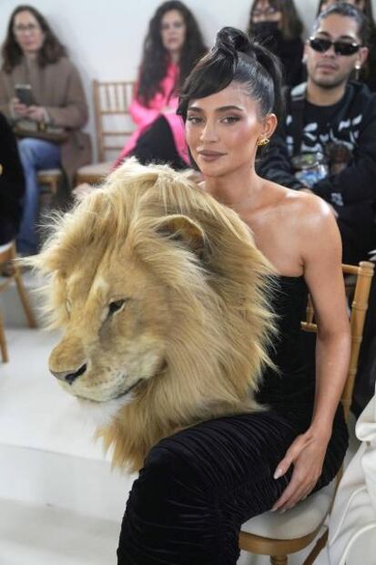Kylie Jenner estalla polémica al usar vestido con cabeza de león en Francia