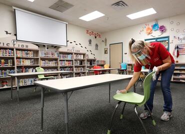 Bajo presión de Trump, los CDC impulsan a abrir escuelas en EU