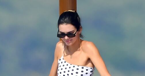 Kendall Jenner impacta con bikini de lunares en Mónaco