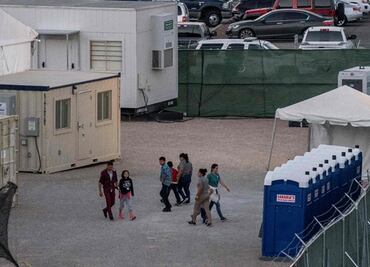 Juez ordena a Trump dejar de expulsar a niños migrantes