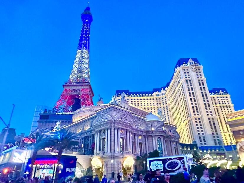 Hotel París Las Vegas durante la carrera en The Strip. Foto Pamela Benítez/Vive USA